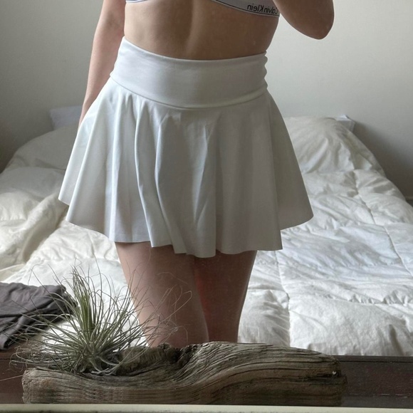 White golf skirt with built-in shorts - Picture 1 of 8